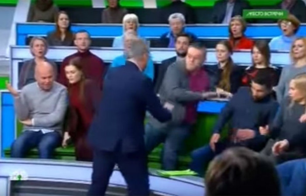 Писателя выгнали из студии НТВ за фашистское приветствие