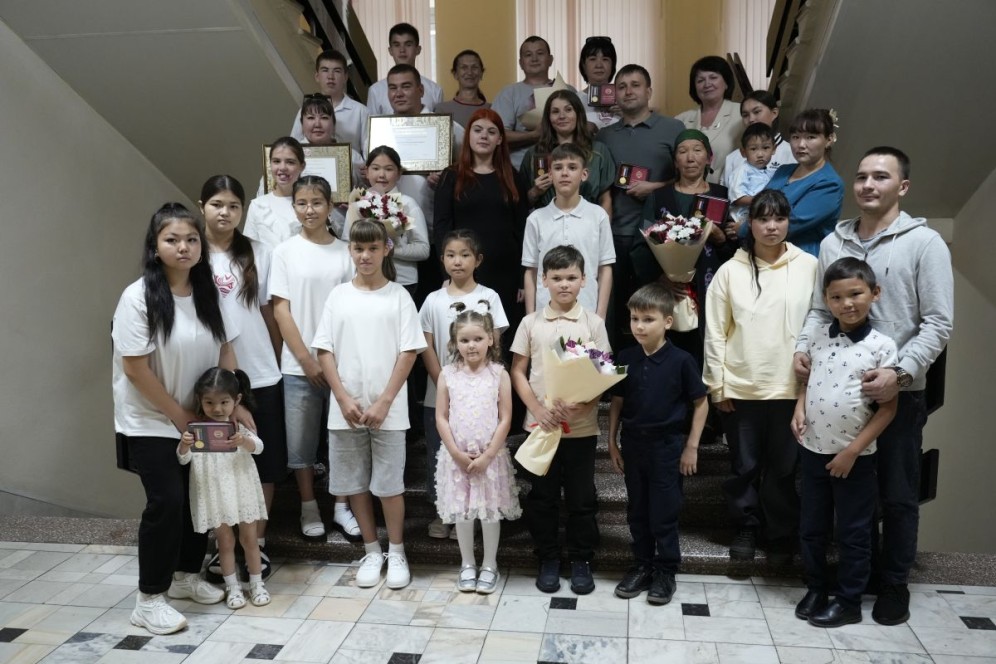 В Хакасии вручили награды многодетным семьям в День семьи, любви и верности