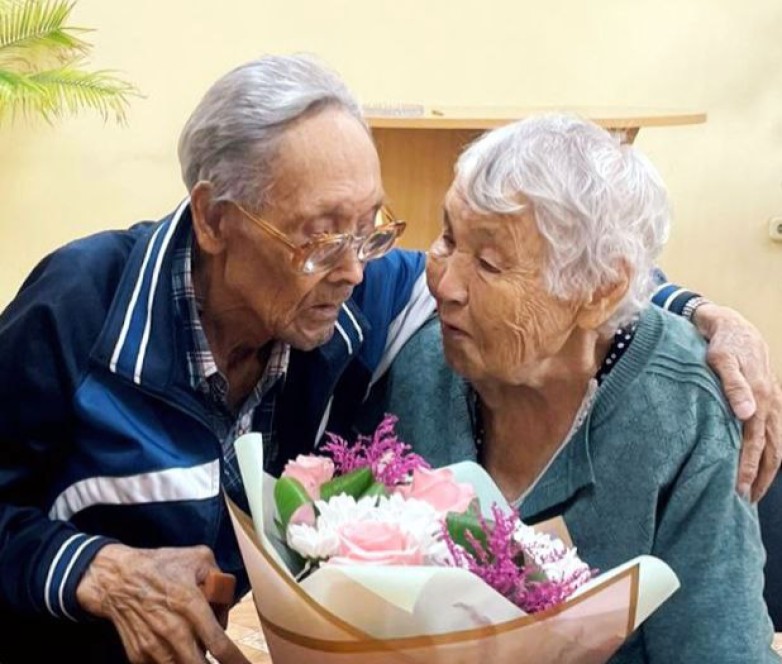 В Хакасии пара расписалась после 55 лет совместной жизни