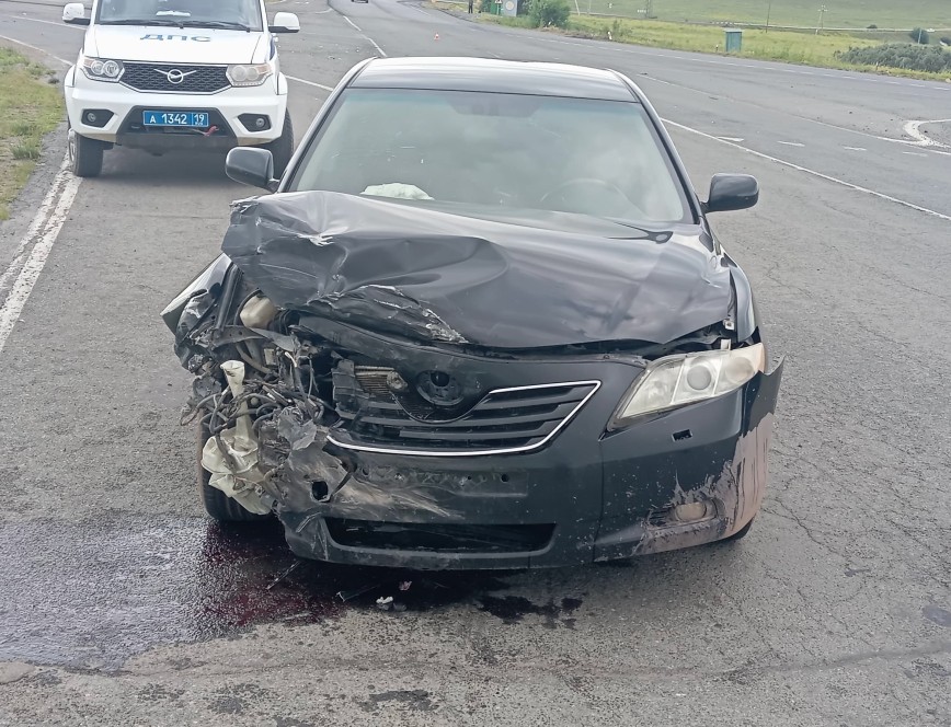 В Хакасии две иномарки не поделили дорогу, пострадал пассажир