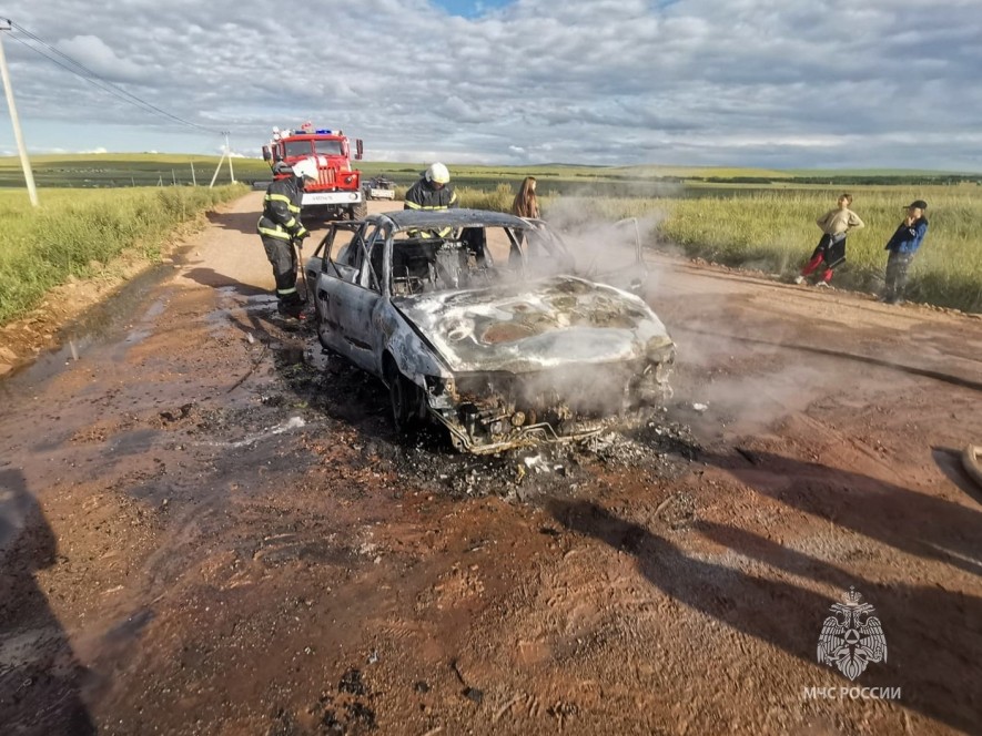 На озере Беле в Хакасии сгорела иномарка