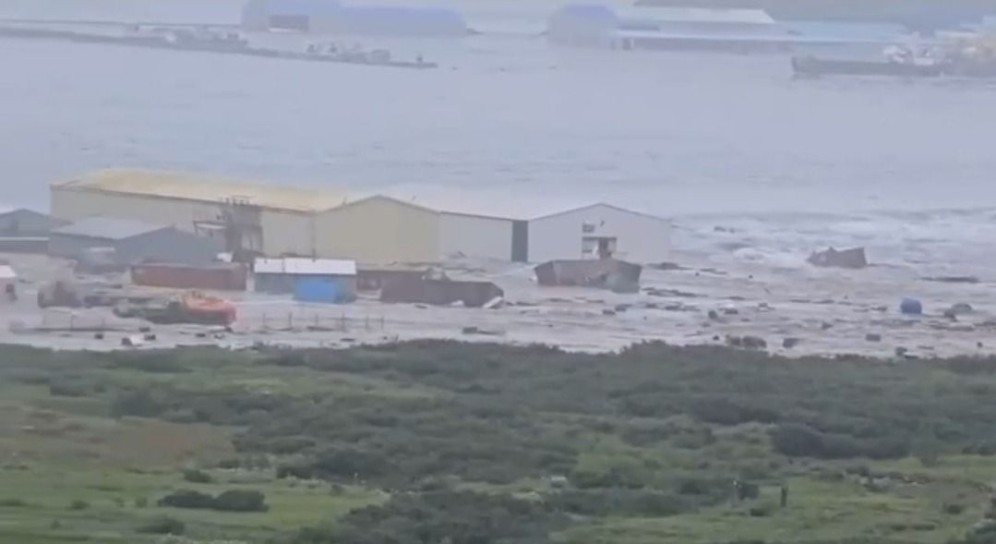 В Северо-Курильске после землетрясения магнитудой 7,9 началась эвакуация жителей из-за угрозы цунами