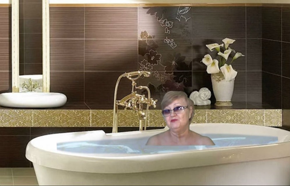 Бабушка из Хакасии путешествует по миру при помощи хромакея