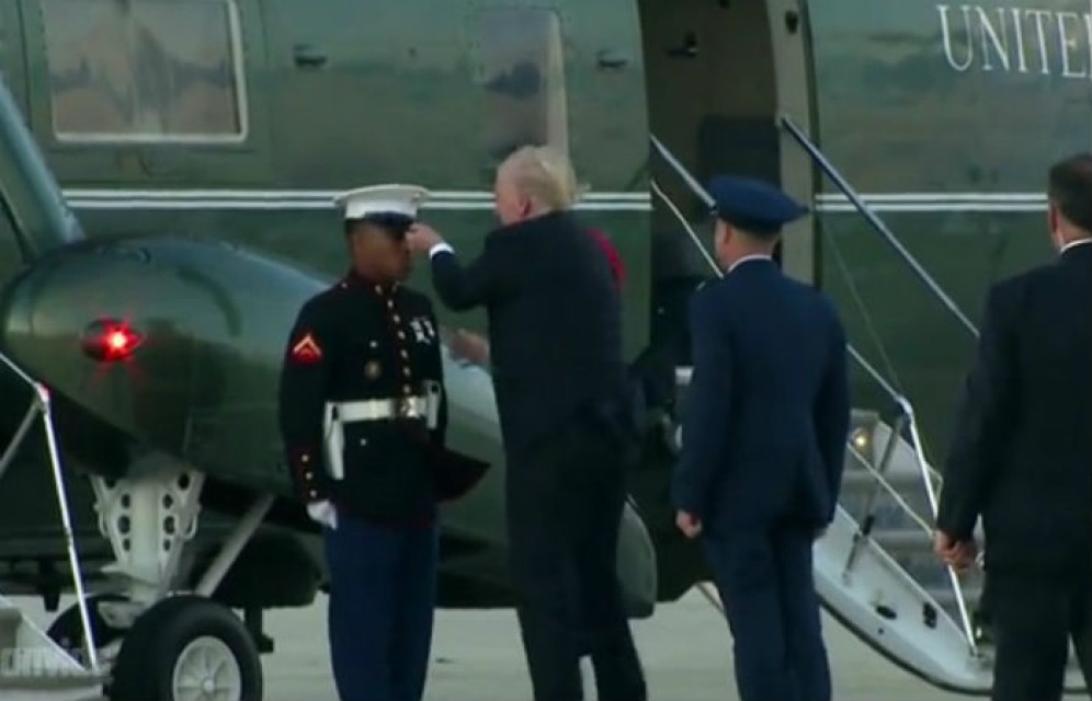 Трамп вернул пехотинцу сорванную ветром фуражку