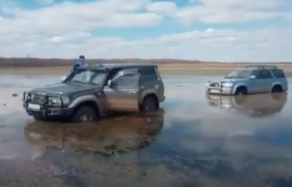 Пять автомобилей застряли, пытаясь вытащить Surf