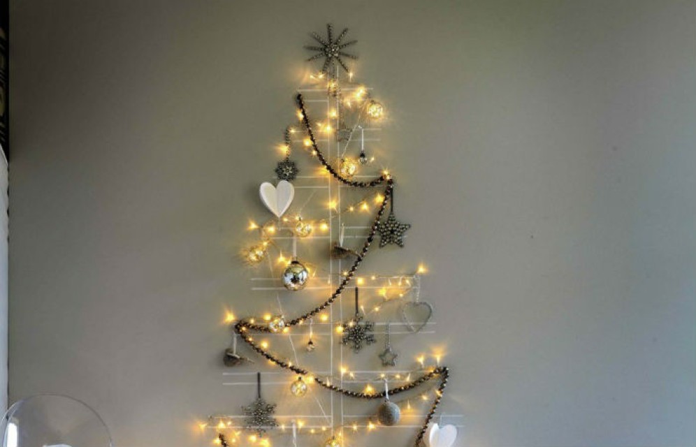 Книги, салфетки и манекены: самые необычные новогодние елки